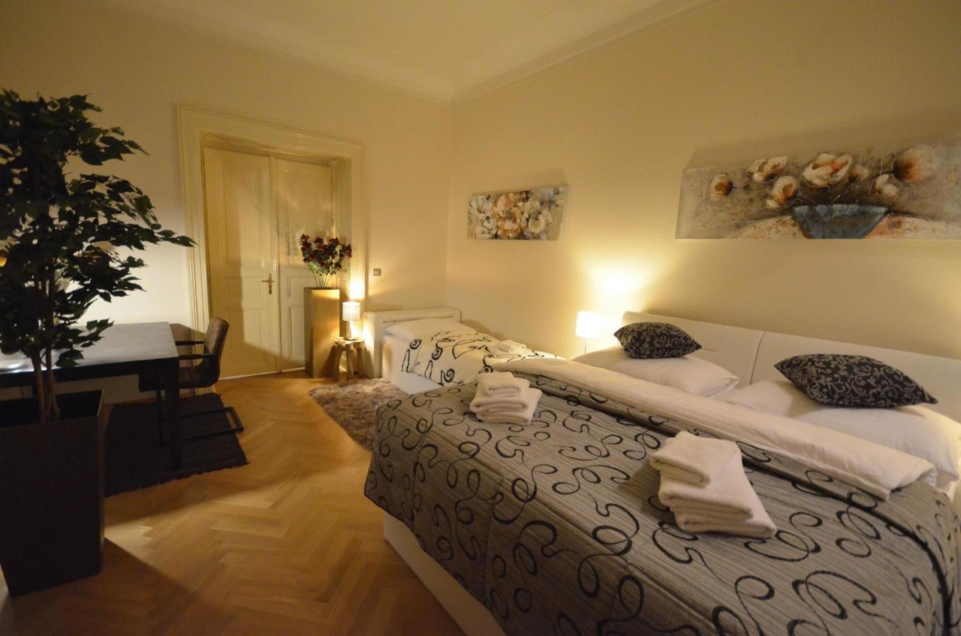 Fuer 3 Personen Und 2 In * Prague